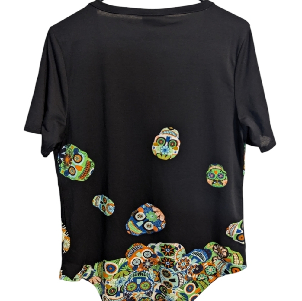 LuLaRoe iris women's short sleeve Small top Green Skulls v neck w-184 - Picture 3 of 5